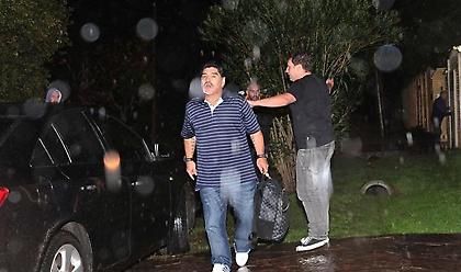 Ξύλο και πετροπόλεμο με παπαράτσι ο Μαραντόνα