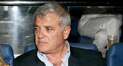 Πέφτει και… ξανασηκώνεται