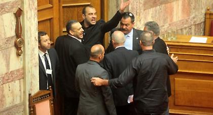 Φώναξαν τον φρούραρχο της Βουλής να βγάλει έξω βουλευτή της ΧΑ