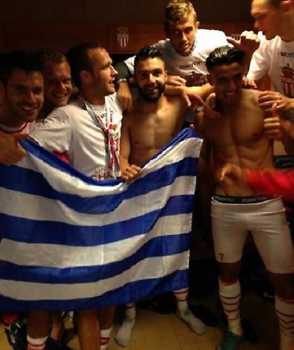 Με τη σημαία αγκαλιά ο Τζαβέλλας