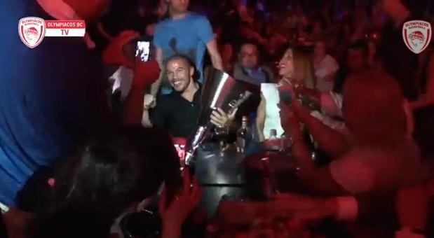Ο Ζαμπίδης με την κούπα του Ολυμπιακού (video)
