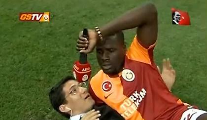 Ο Εμπουέ τραμπουκίζει δημοσιογράφο (video)