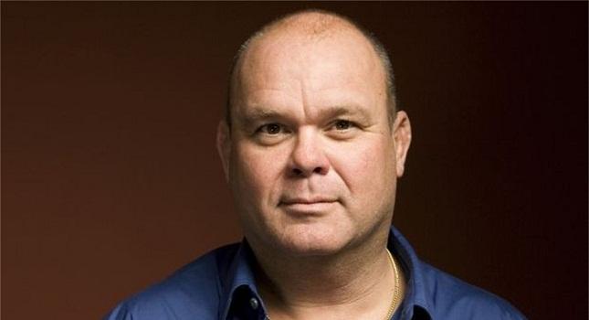 Παρουσιαστής θήλασε μπροστά στην κάμερα!