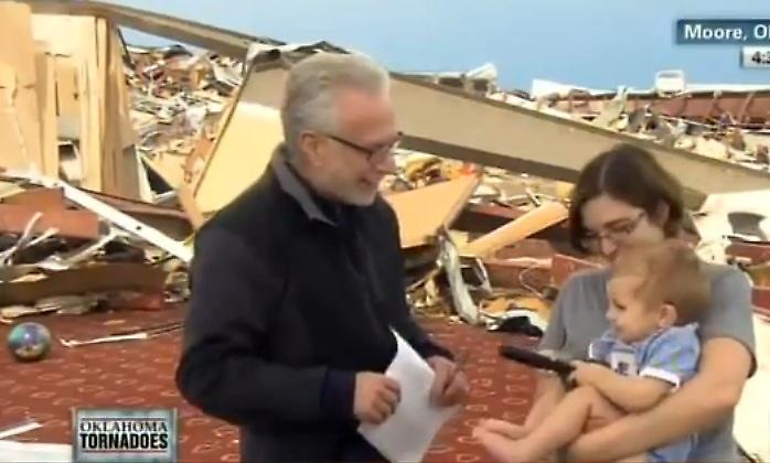 Δημοσιογράφος ρώτησε άθεη γυναίκα, αν ευχαριστεί τον θεό