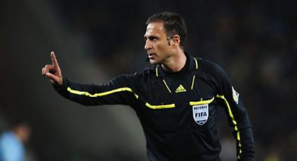 Μας σφυρίζει ο… συμπατριώτης