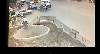 Από το χτύπα-χτύπα έπεσε σε τρύπα