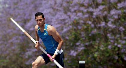 Με το μυαλό σε δύο μέτωπα…