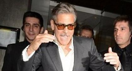 Ο Κλούνεϊ υπέκυψε στη μόδα του μουστακιού