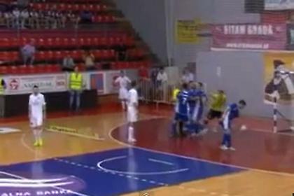 Διαιτητής επιτέθηκε σε παίκτη (video)
