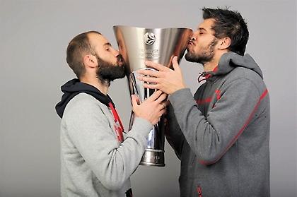 Οι πρωταθλητές με την κούπα αγκαλιά