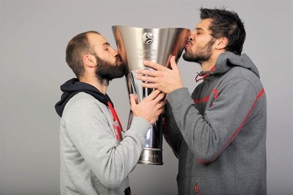 Οι πρωταθλητές με την κούπα αγκαλιά