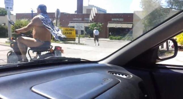 Οδηγεί σκουτεράκι μόνο με το στρινγκ και την κάπα του!