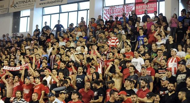 Η «ερυθρόλευκη» κερκίδα στην Πάτρα (video)