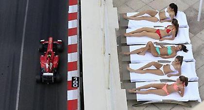 Τρέχουν εκείνοι και οι άλλες με μπικίνι