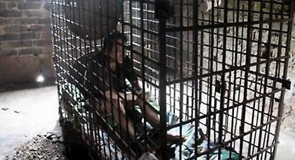 Φυλάκισαν σε κλουβί τον ψυχασθενή γιο τους