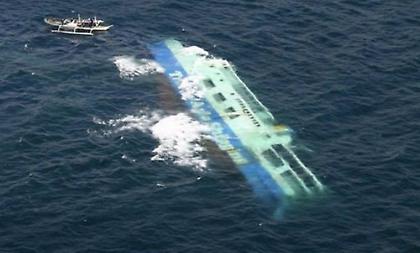 Βυθίστηκε οχηματαγωγό πλοίο στη Μαλαισία