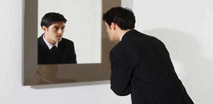 Ας κοιταχτούμε στον καθρέφτη κι ας ξανασυστηθούμε…