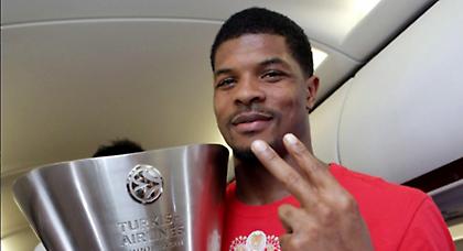 Backstage από τη φωτογράφηση του Κάιλ Χάινς (video)