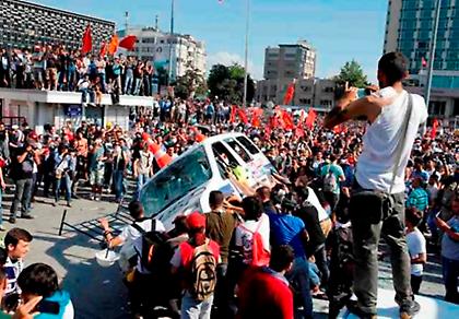 Κλίμα οργής στην πλατεία Ταξίμ