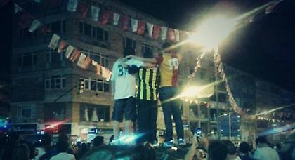 Σιγά μην χώριζαν τους Τούρκους οι… ομάδες (video)