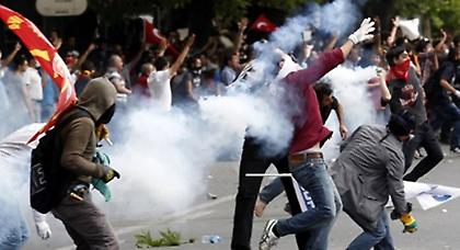 Συγκέντρωση έξω από το γραφείο του Ερντογάν στην Πόλη