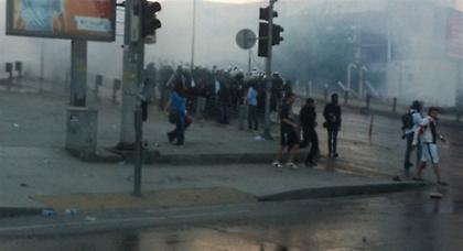 Οι διαδηλωτές στήνουν οδοφράγματα στους δρόμους γύρω από την Ταξίμ