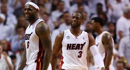 Ο ΛεΜπρόν και το «καυτό» φιλί (pic)