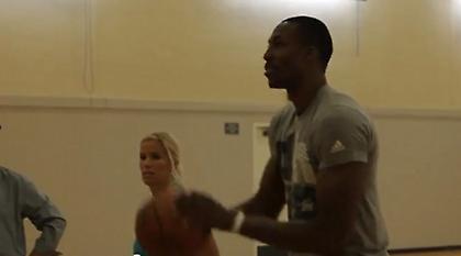 Έχασε σε διαγωνισμό βολών με νοικοκυρά ο Χάουαρντ