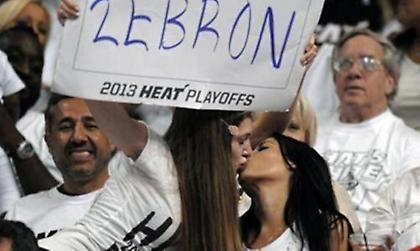 Αυτές φιλήθηκαν για χάρη του Λεμπρόν