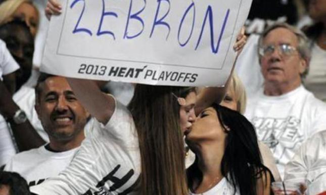 Αυτές φιλήθηκαν για χάρη του Λεμπρόν