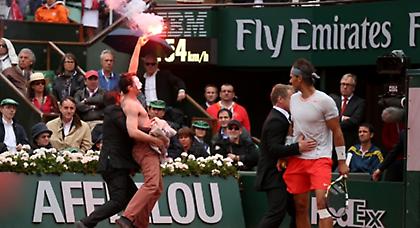 Εισβολέας με καπνογόνο στο Roland Garros (pics)