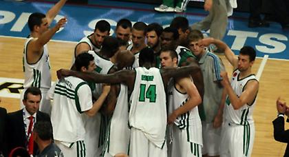 Το αγκάλιασε...