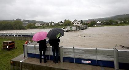 Εκκενώνονται σπίτια στην Ελβετία από τις πλημμύρες