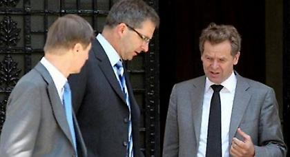 Τρόικα: Θέλει πλειστηριασμούς και απολύσεις