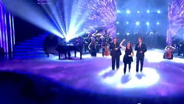 Πέταξαν αυγά... live στον Σάιμον Κάουελ (video)