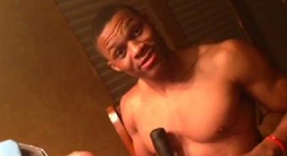 Μπασκετμπολίστας το έριξε στο τραγούδι (video)