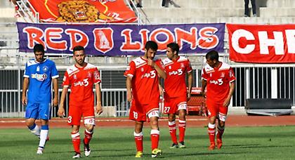 Καταθέτει τον φάκελο και περιμένει