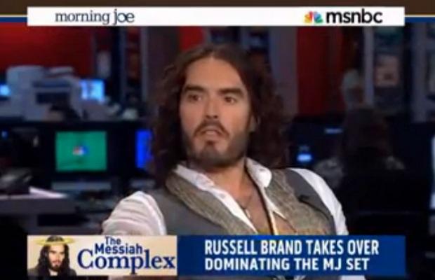 O Russell Brand μαθαίνει τρόπους σε αμερικανούς παρουσιαστές