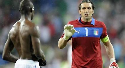 Μπαλοτέλι, εδώ είναι… Μπουφόν! (video)