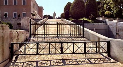 Μόνιμα κάγκελα θωρακίζουν τη Βουλή!