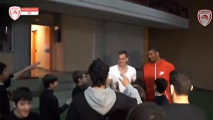 Ο Ολυμπιακός κοντά στον άνθρωπο (video)