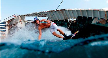 Water ski σε ένα από τα πλέον φημισμένα ναυάγια της Ελλάδας