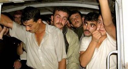 Στρίμωξαν στην καρότσα 14 παράνομους μετανάστες