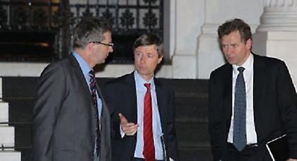 Μισθούς 350 ευρώ απαιτεί η τρόικα