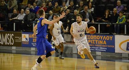 Κρατάει τον κορμό του