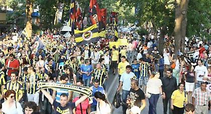 Στους δρόμους οι φίλοι της Φενέρ! (pics)