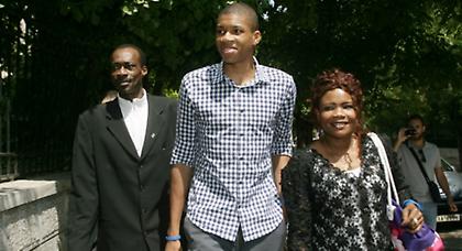 Διευκρινίσεις για τους Αντετοκούνμπο