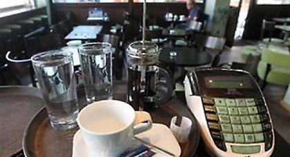 Πολύ πιθανή η μείωση του ΦΠΑ στην εστίαση στο 13%