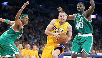 Επιστρέφει στους Λέικερς ο Φάρμαρ