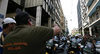 Σε «κλοιό» διαδηλωτών το Δημαρχείο Αθηνών